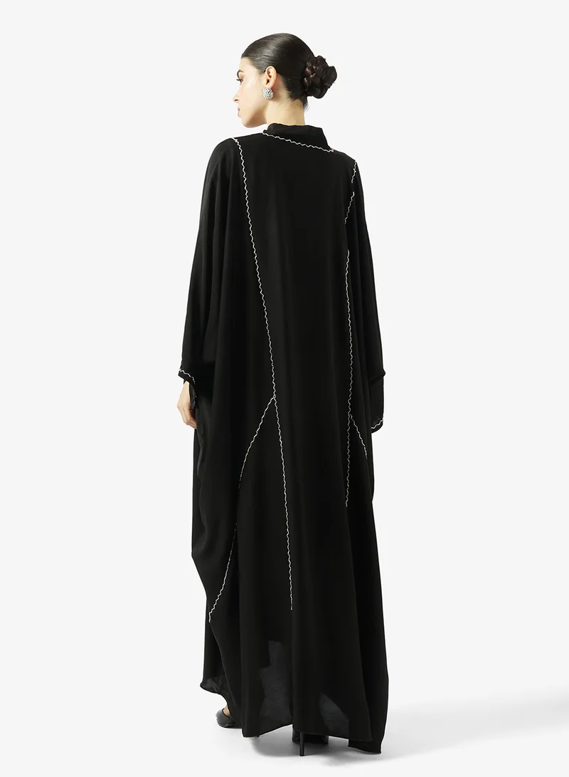 هيا كلوزيت عباية بياقة على شكل حرف  مزينة بخطوط